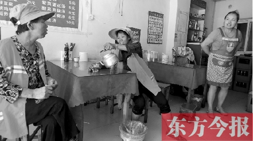 7月30日下午，鄭州市建設(shè)路一家面館老板毋女士，給兩位環(huán)衛(wèi)工端水解暑