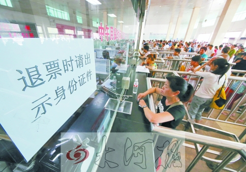 洛陽火車站退票窗口前，一名乘客正在退票。