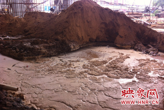 隴海路西三環(huán)快速路施工現(xiàn)場，被挖斷的管道就在泥水下面