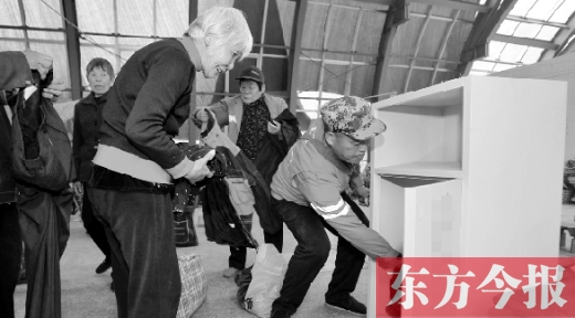 　11月5日，孫德坤把棉衣送到今報(bào)的一處“愛有所衣”站點(diǎn)