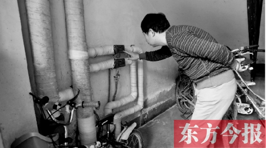 11月11日，一位市民在查看自己的熱計量表