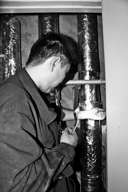 苗師傅一邊進(jìn)行維修，一邊用耳機(jī)接聽(tīng)市民的電話。