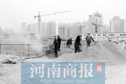 緯二路與東明路交叉口附近，一處工地上塵土飛揚(yáng) 記者 鄧萬里/攝
