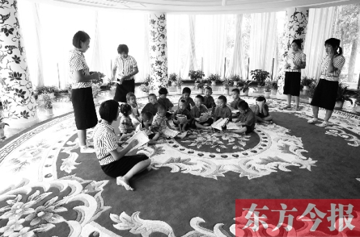 鄭州一幼兒園里的孩子在老師的帶領下讀《論語》。