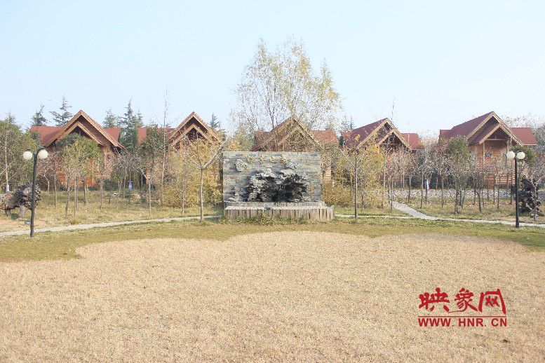 后面就是小別墅，前面是個廣場