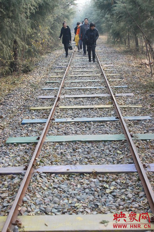 景區(qū)保留下來的火車道，下面的木基被染成了五顏六色