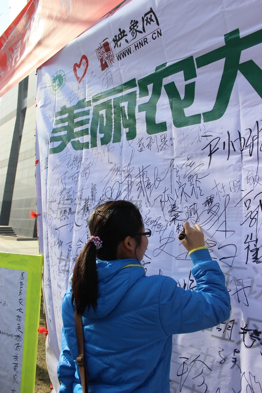 路過學(xué)生認真簽名中 路過學(xué)生認真簽名中