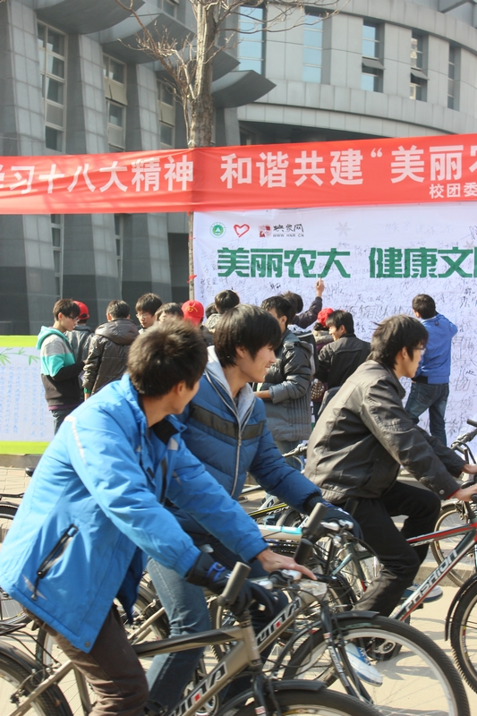 活動現(xiàn)場人流涌動,過路人群駐足觀看 活動現(xiàn)場人流涌動,過路人群駐足觀看