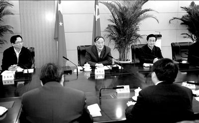 11月30日，中共中央政治局常委、中央紀(jì)委書記王岐山在北京主持召開座談會，聽取專家學(xué)者對黨風(fēng)廉政建設(shè)和反腐敗工作的意見和建議。新華社發(fā)
