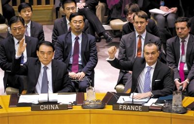 1月22日，紐約，中國常駐聯(lián)合國代表李保東舉手贊成通過對朝鮮制裁決議。