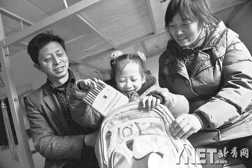 這是范勇一家在北京過得第二個春節(jié)，小女兒給記者展示習(xí)總書記送的書。