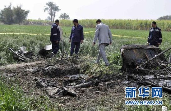 2月26日，在埃及旅游城市盧克索附近，警察和救援人員在發(fā)生熱氣球爆炸事故的現(xiàn)場(chǎng)查看熱氣球殘骸。