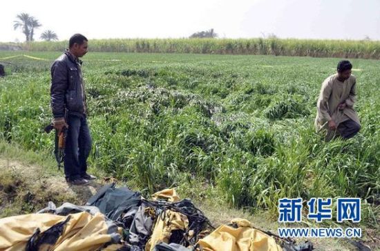 2月26日，在埃及旅游城市盧克索附近，當(dāng)?shù)匕踩藛T在發(fā)生熱氣球爆炸事故的現(xiàn)場(chǎng)查看。