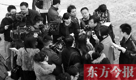 經(jīng)適房“下課”，公租房的申請(qǐng)、租金等備受關(guān)注，圖為鄭州市房管局規(guī)劃和住房保障處處長(zhǎng)馮榮智被媒體記者“