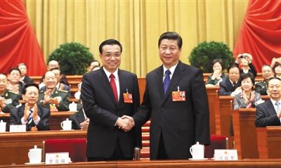昨日，人大會(huì)議投票表決，決定李克強(qiáng)為國務(wù)院總理后，習(xí)近平和李克強(qiáng)親切握手。 新華社記者 蘭紅光 攝