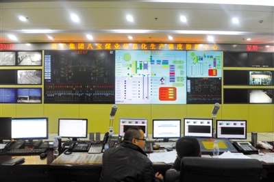 前日，八寶煤業(yè)公司，大家監(jiān)控井內(nèi)狀況。新華社 張楠 攝