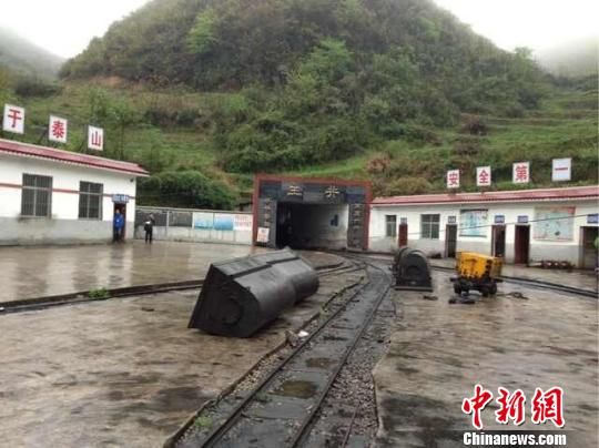 事故發(fā)生于5日晚22時(shí)許，事發(fā)時(shí)共有41人在井下作業(yè)，其中有32人安全升井，9人被困井下。