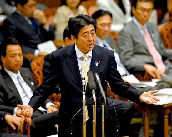 23日，安倍在參議院預(yù)算委員會發(fā)表講話。