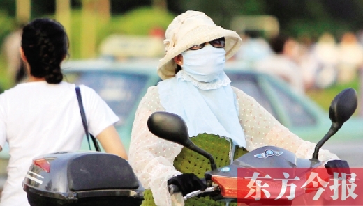 　昨日，鄭州街頭，一些女士全副“捂”裝，只為防暑防曬