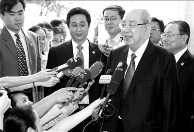 吳伯雄率國民黨大陸訪問團抵達北京，在下榻的麗思卡爾頓酒店接受記者采訪。中新社發(fā)