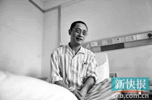 在病床上,趙海濱看起來比原先照片里消瘦了很多,雖然戴著一副近視眼鏡,卻掩飾不住鏡框后面發(fā)黑的眼圈。新快報記者孫毅/攝