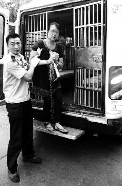 曹艷芳被帶出囚車，準(zhǔn)備到渭南市中級(jí)人民法院受審 程英晏 攝