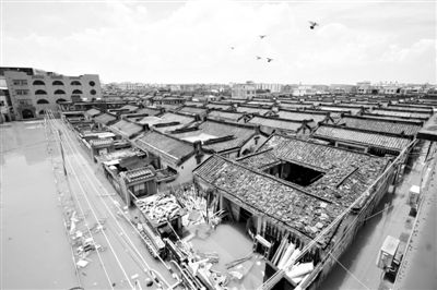 19日，廣東汕頭潮陽區(qū)和平鎮(zhèn)出現(xiàn)水浸現(xiàn)象。連日來，廣東省汕頭市潮陽區(qū)、潮南區(qū)普降暴雨。新華社發(fā)
