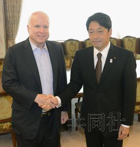 21日上午，美國共和黨資深參議員麥凱恩（左）與日本防衛(wèi)相小野寺在防衛(wèi)省會談前握手。（圖片來源：日本共