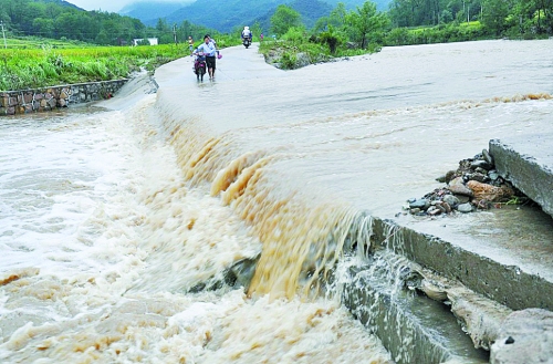 短時(shí)強(qiáng)降雨攜帶泥土、沙石、樹木等造成災(zāi)害