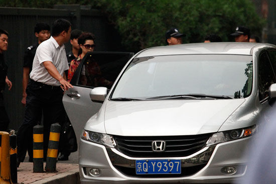 夢(mèng)鴿在數(shù)十名警察和便衣護(hù)衛(wèi)下徑直上了私家車 夢(mèng)鴿在數(shù)十名警察和便衣護(hù)衛(wèi)下徑直上了私家車