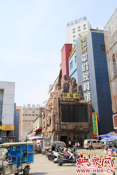在該酒店一層的入口處，屹立著一座4層樓高的假山，氣勢(shì)雄偉。