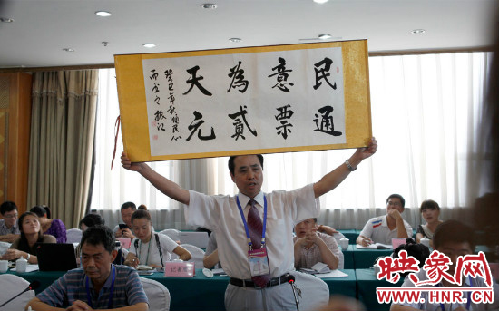 消費(fèi)者代表李祥表示支持2元通票