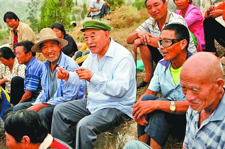 在唐莊，當?shù)厝罕娒看我姷絽墙鹩】傆姓f不完的知心話。記者 史長來 攝