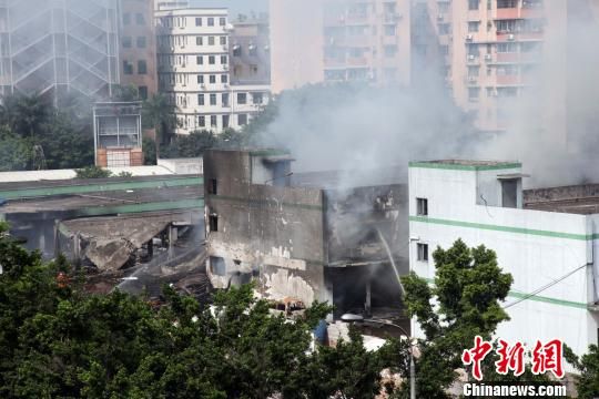廣州白云區(qū)一倉庫爆炸致4死36傷，事發(fā)3個多小時后現(xiàn)場仍冒著白煙?！「邩s權(quán) 攝