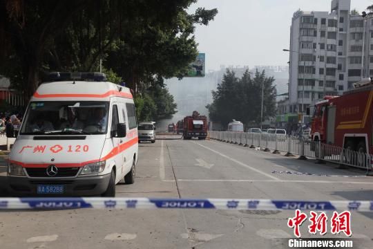 救護車現(xiàn)場待命。　高榮權(quán)　攝