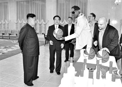 平壤，朝鮮最高領導人金正恩接待再次來訪的美國籃球明星羅德曼。