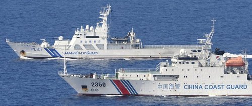 日本海上保安廳的4艘巡邏船則在數(shù)百米開外與之并列航行，展開一對一較量。