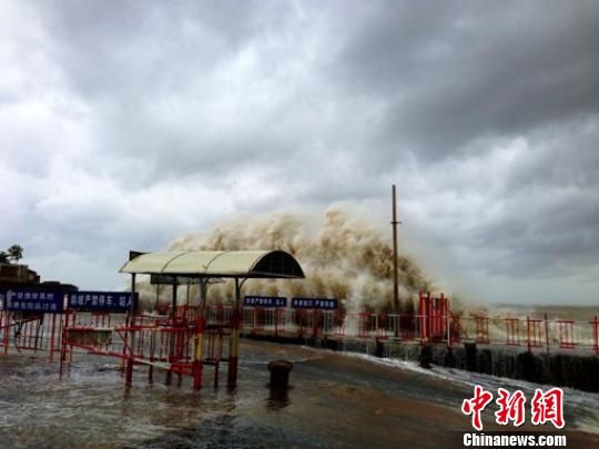 汕頭澄海萊蕪碼頭潮位猛漲，巨浪洶涌。