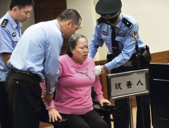 9月24日，在公訴人宣讀起訴書時，丁書苗因身體不停顫抖一度站立不穩(wěn)，被法警扶住