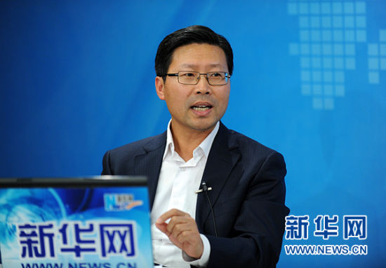 圖為嘉賓與主持人交談。新華網(wǎng) 陳競超 攝