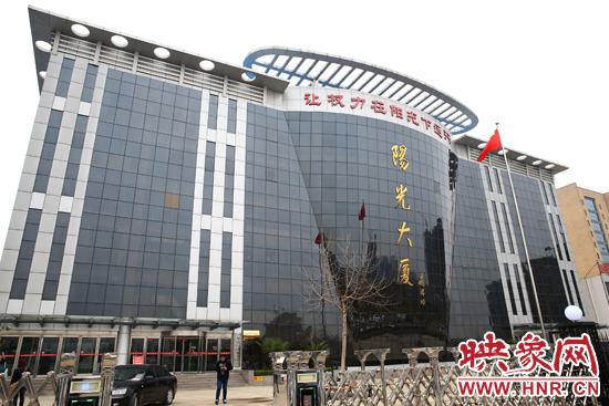 2011年4月，蘭考縣為民服務(wù)中心入住陽(yáng)光大廈，目前，共有行政職能部門(mén)39個(gè)