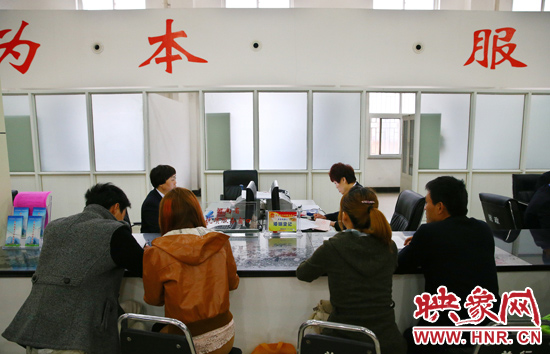 在陽(yáng)光大廈一樓大廳內(nèi)，分布著人社局、民政局等與群眾利益相關(guān)的民生服務(wù)窗口。