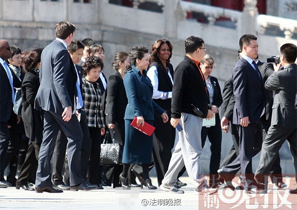 　　3月21日上午，美國(guó)總統(tǒng)夫人米歇爾參觀故宮，彭麗媛陪同。彭麗媛一身湖藍(lán)色裙裝，米歇爾黑白色職業(yè)裝