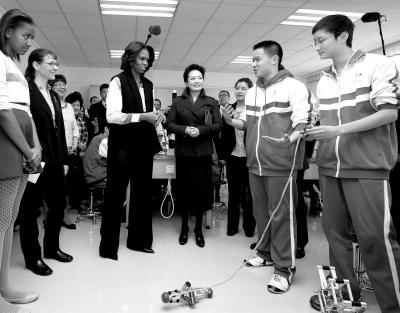 昨天上午，彭麗媛與米歇爾共同參觀北師大二附中，觀看學(xué)生們演示自己設(shè)計(jì)制作的幾何機(jī)器人。