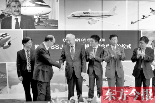 　昨日，“蘇霍伊SSJ-100飛機(jī)項(xiàng)目”合作簽約儀式在鄭州舉行