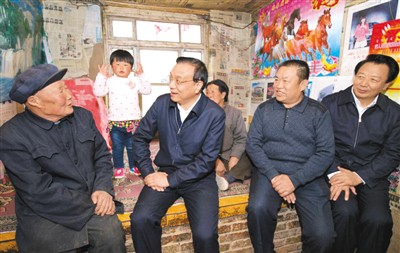 3月27日，李克強在內(nèi)蒙古自治區(qū)翁牛特旗橋頭鎮(zhèn)太平莊村看望貧困戶。