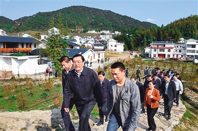 3月25日，張德江在福建省上杭縣古田鎮(zhèn)吳地村看望群眾。
