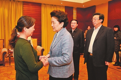  4月9日，中共中央政治局委員、國(guó)務(wù)院副總理劉延?xùn)|在鄭州接見(jiàn)“踐行焦裕祿精神的好校長(zhǎng)”張偉的家屬。
