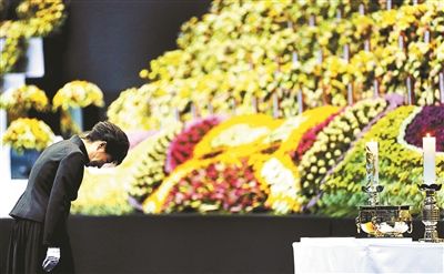 4月29日，韓國總統(tǒng)樸槿惠為“歲月”號沉沒客輪死難者默哀圖片/IC