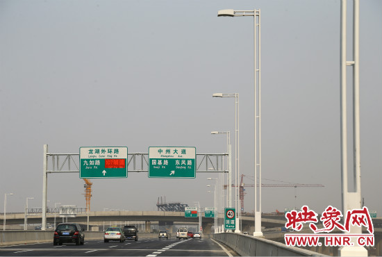 市民可通過北三環(huán)快速路高架橋直達(dá)東區(qū)。